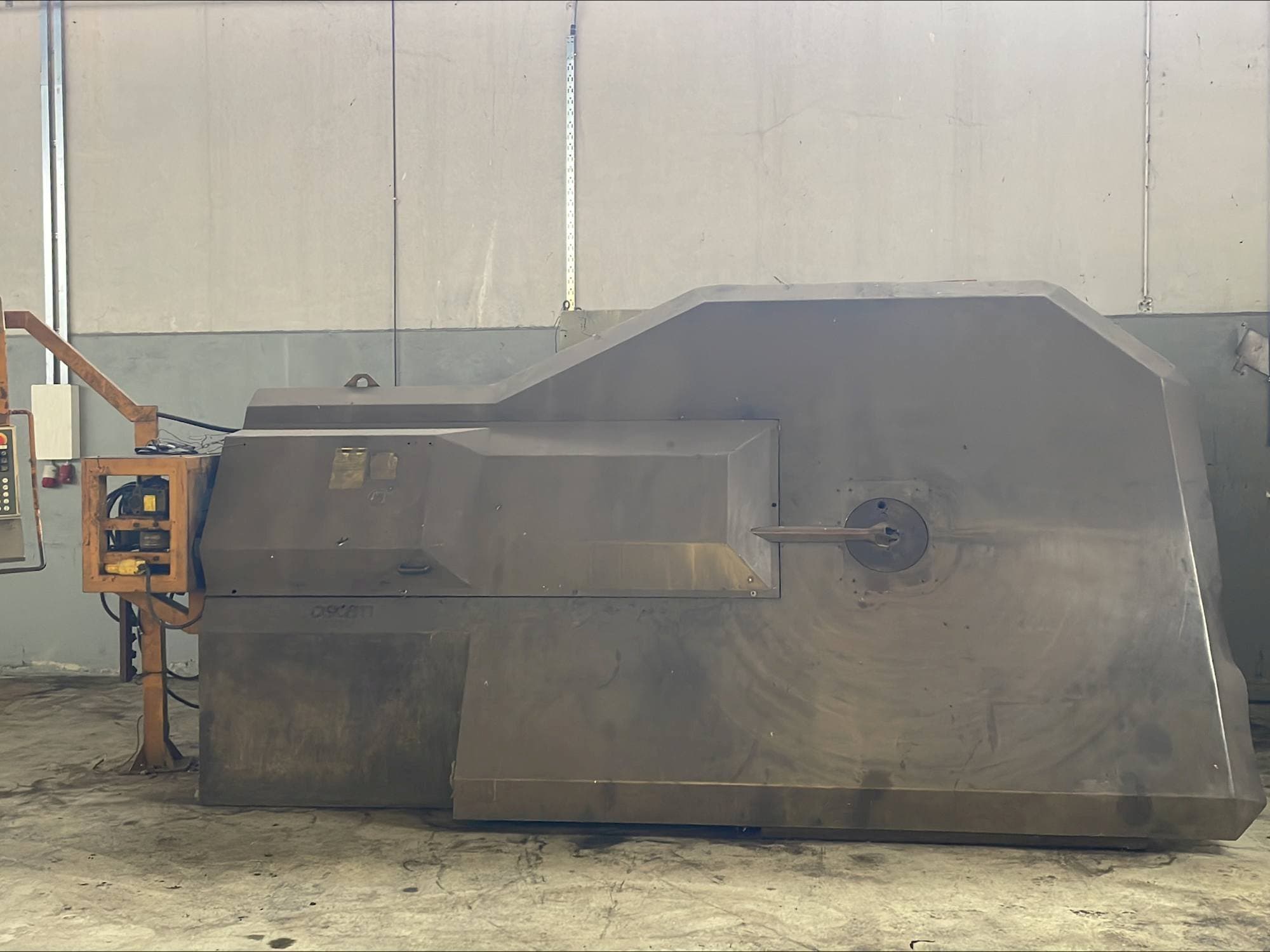 Vista frontal de la máquina OSCAM MULTIBEND 16