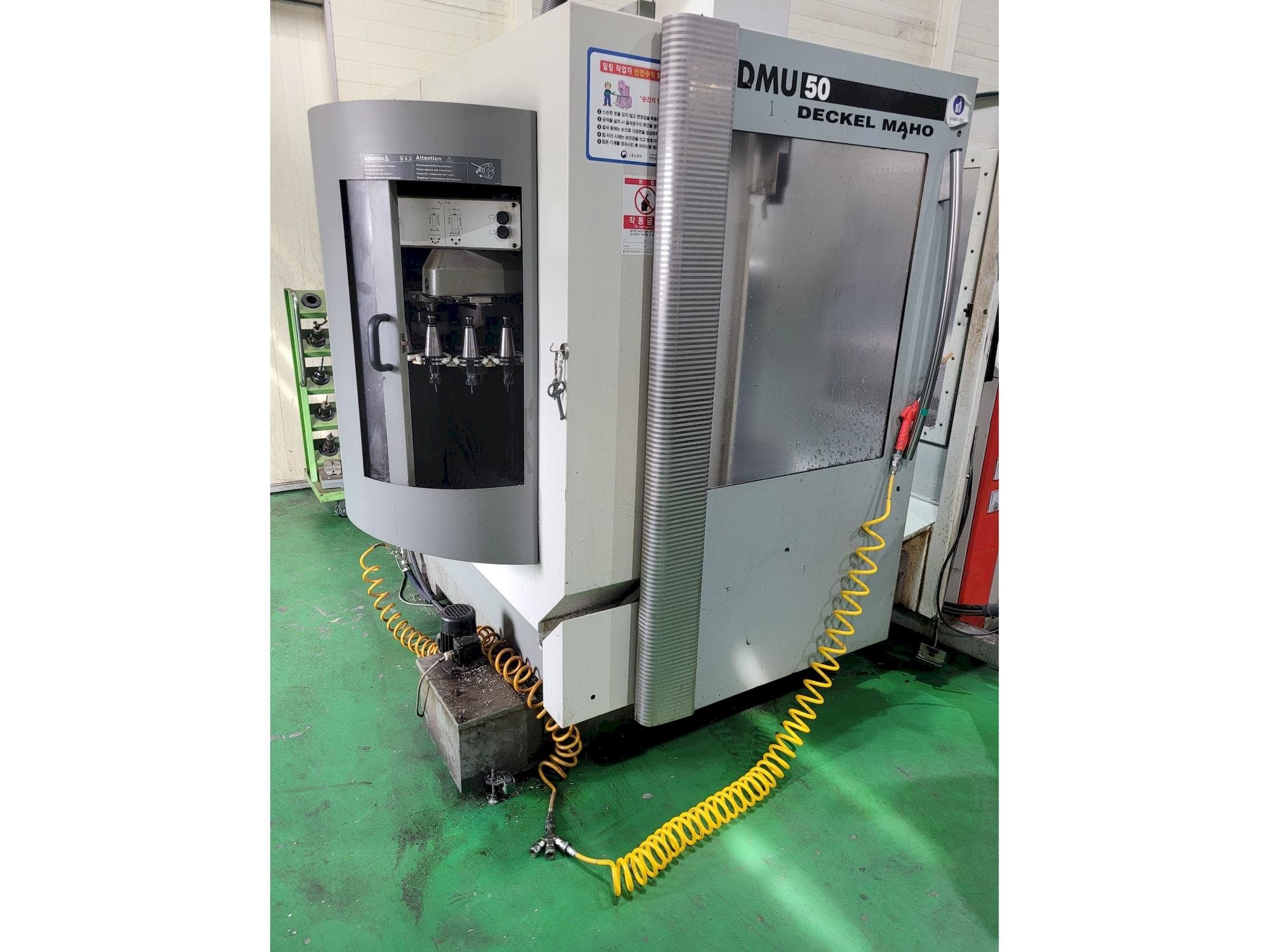 Vista frontal de la máquina DECKEL MAHO DMU 50