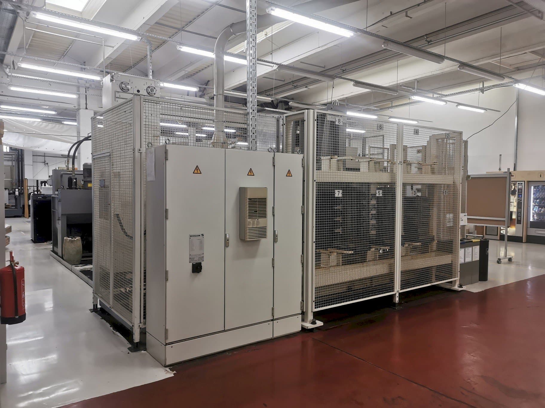 Vista frontal de la máquina HELLER MC 16