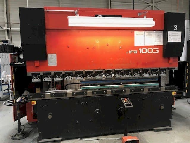 Vista frontal de la máquina AMADA HFBO 100-3