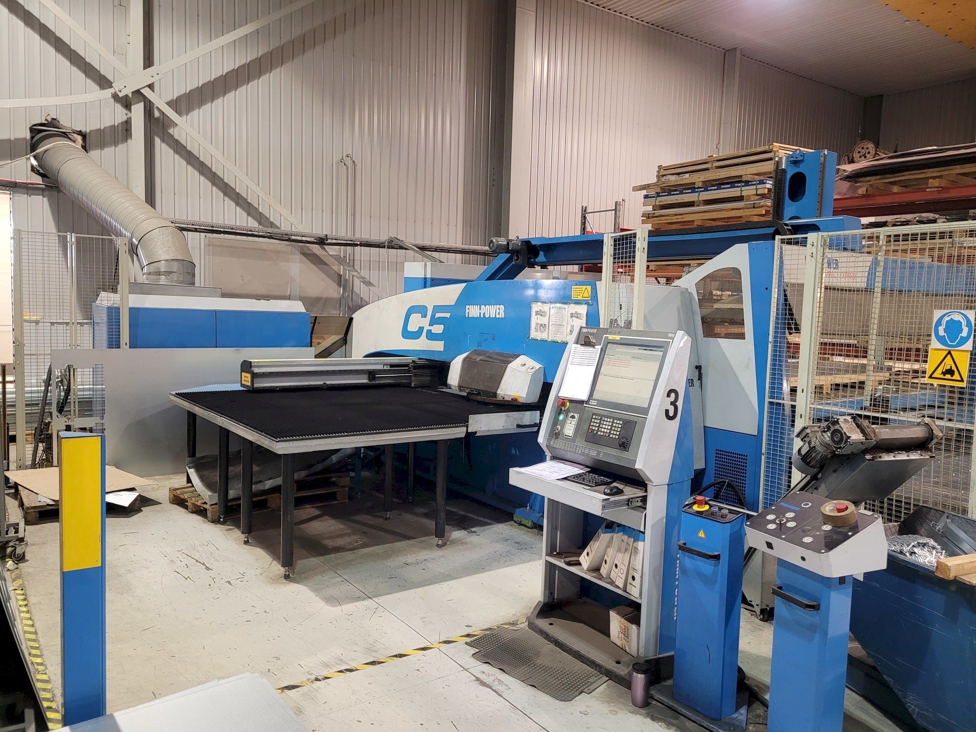 Vista frontal de la máquina Finn-Power C5 12 43 with Compact Express