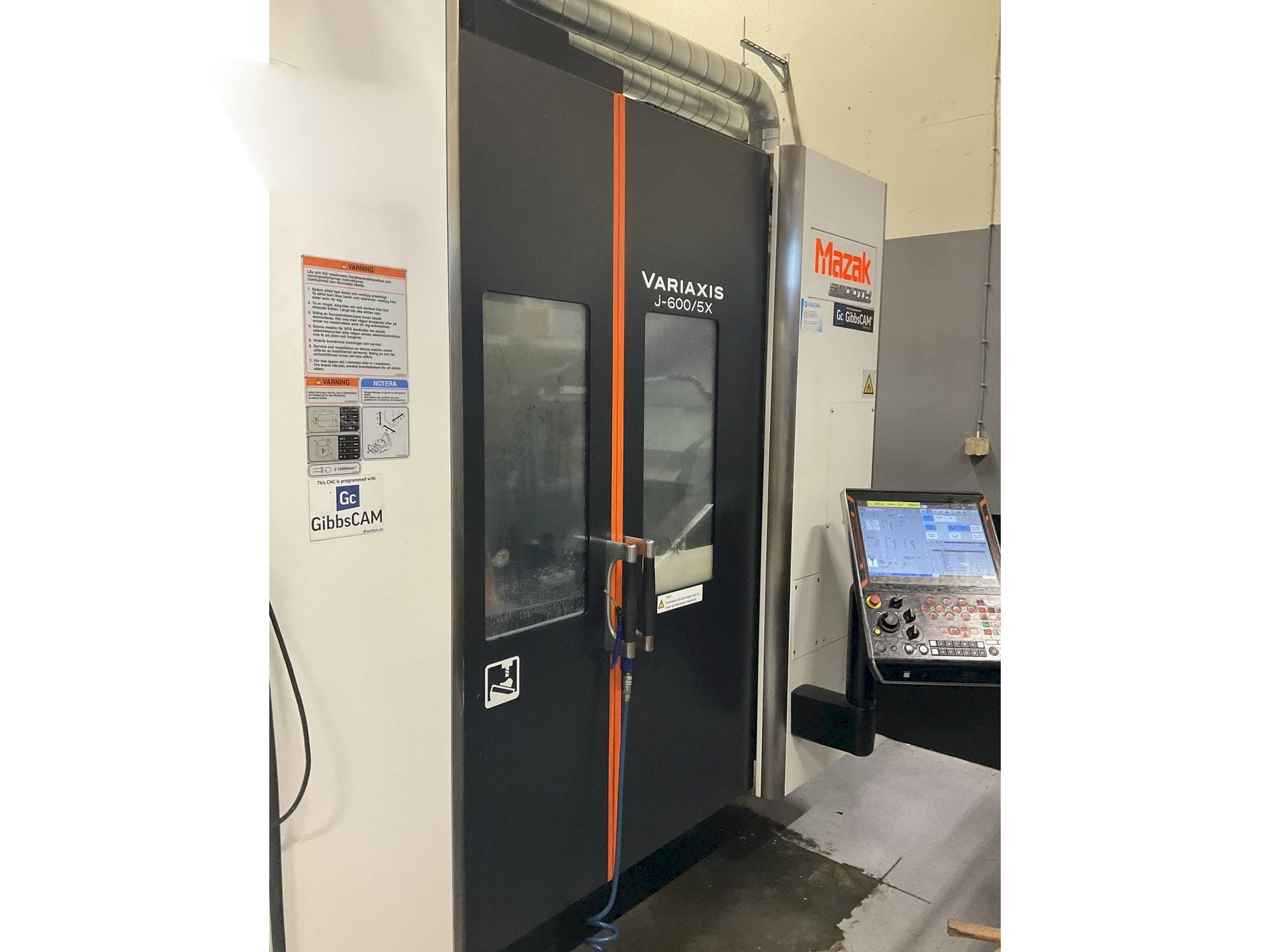 Vista frontal de la máquina Mazak Variaxis J-600