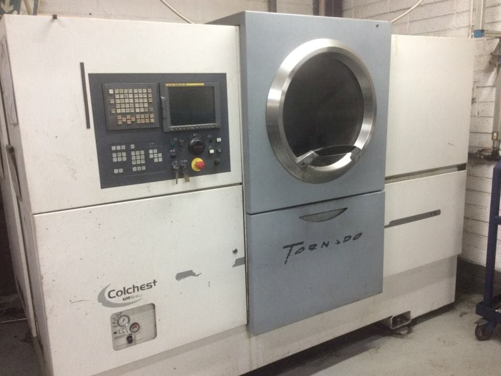 Vista frontal de la máquina Colchester Tornado T8