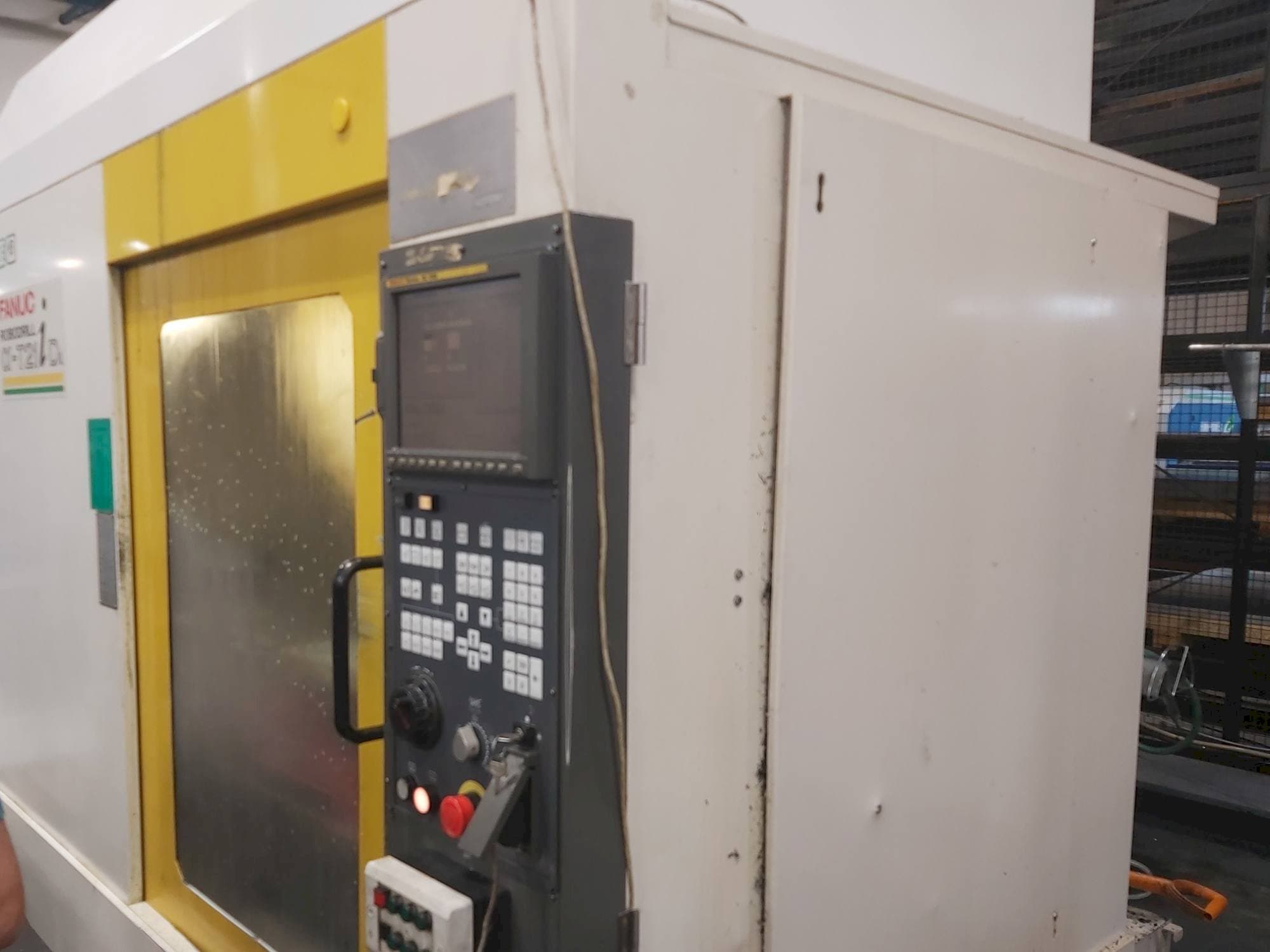Vista frontal de la máquina FANUC Robodrill Alpha T21D