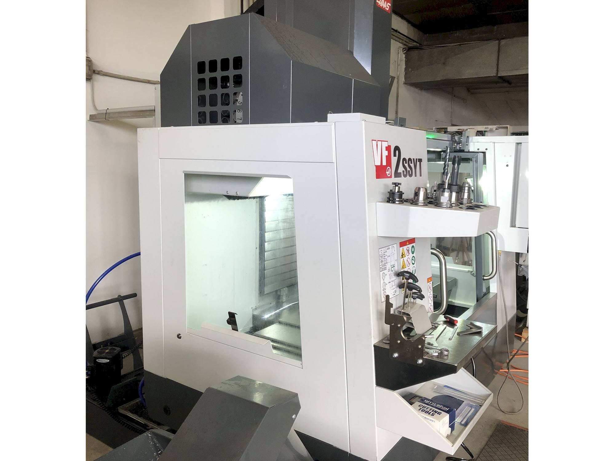 Vista frontal de la máquina HAAS VF-2SSYT