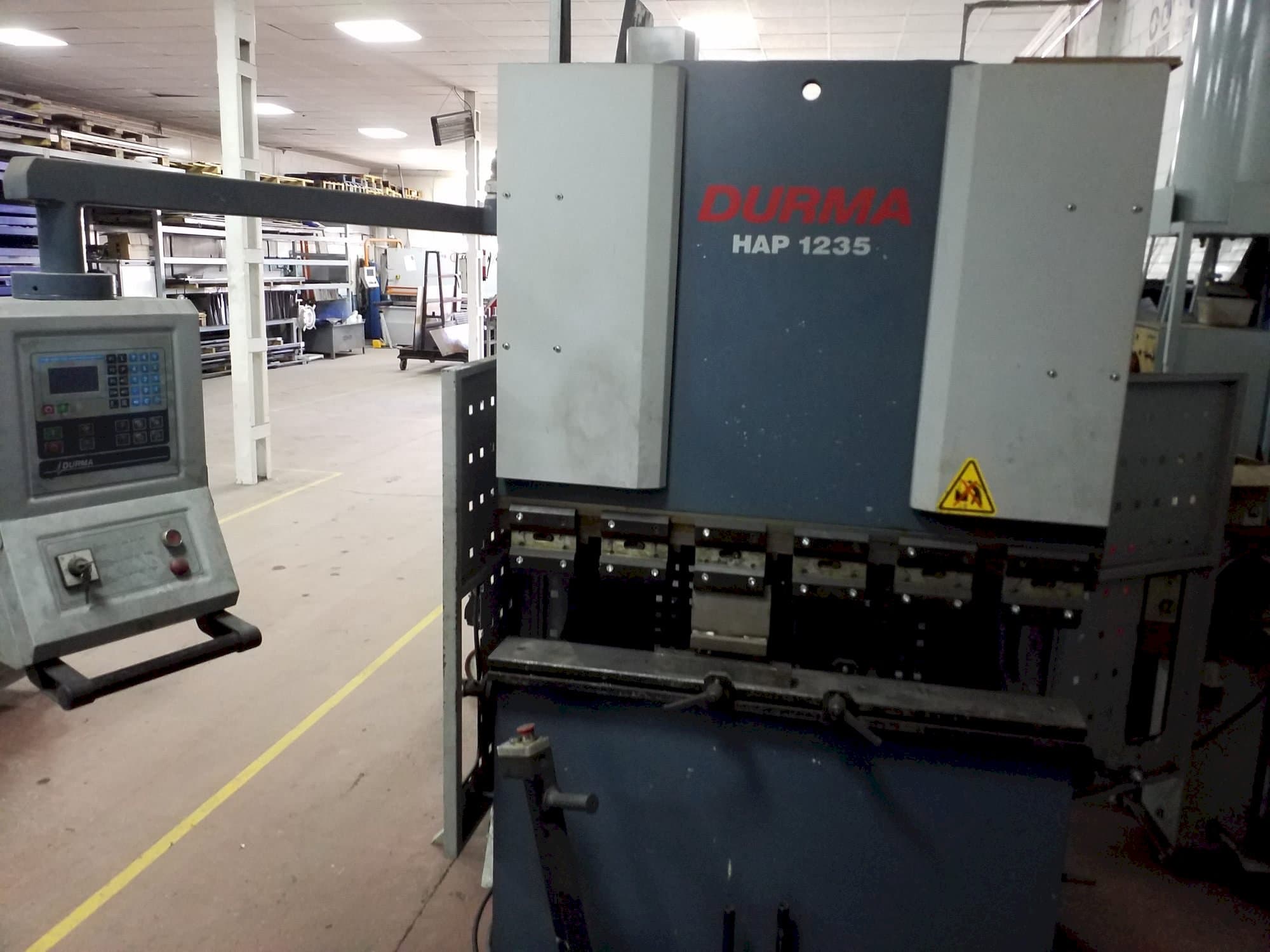 Vista frontal de la máquina Durma HAP-1235