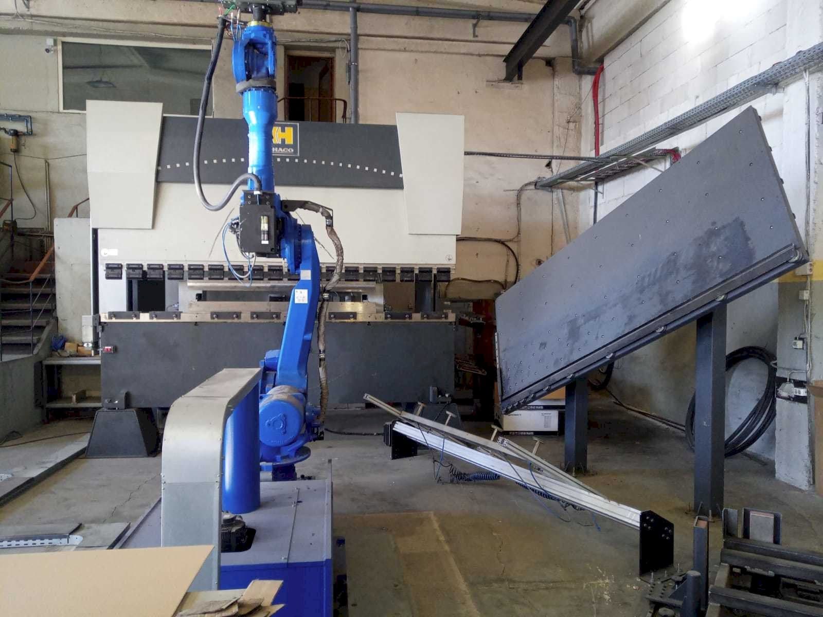 Vista frontal de la máquina HACO ERM 36150