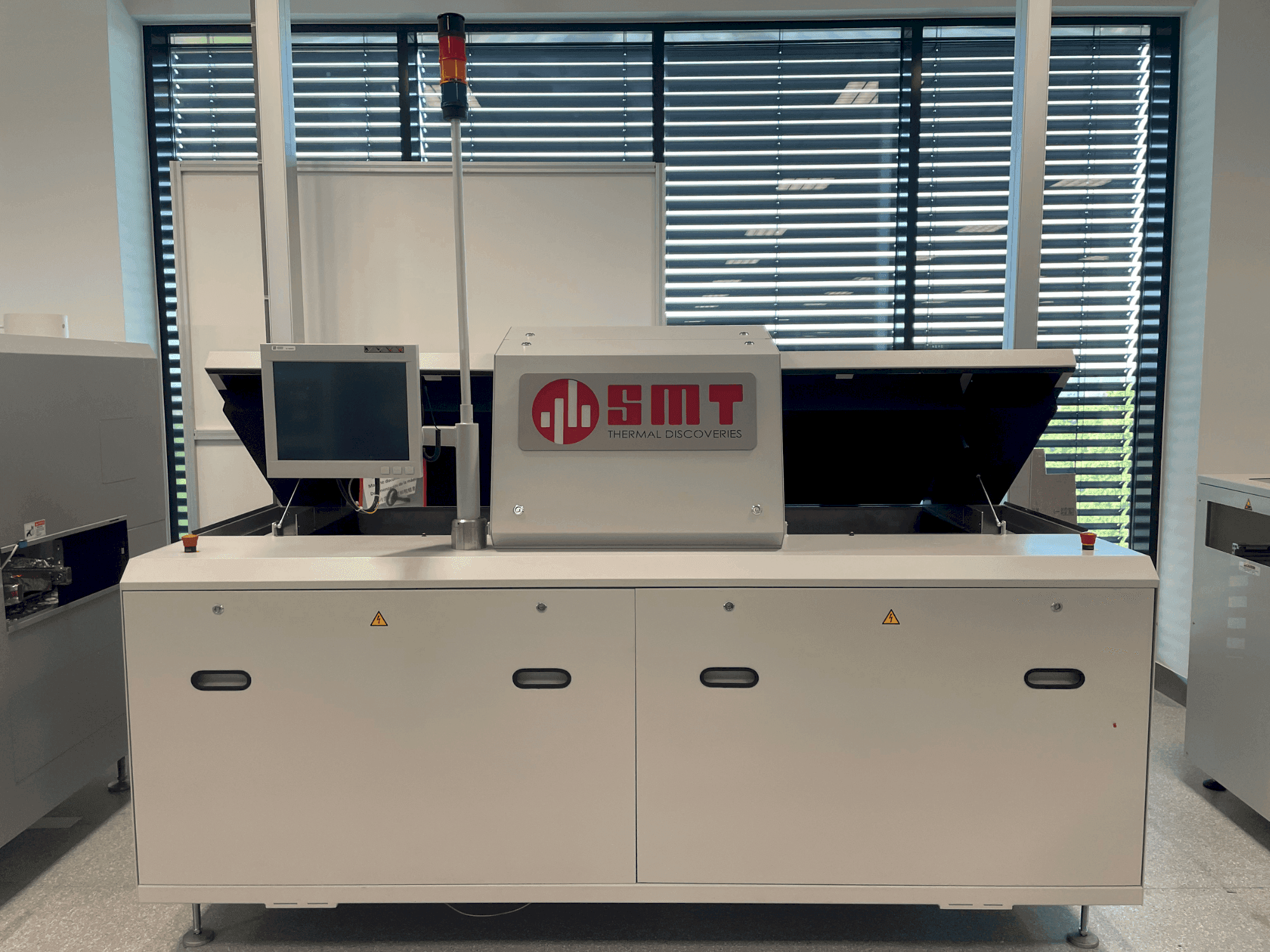 Vista frontal de la máquina SMT UV 3/-3