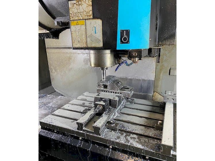 Vista frontal de la máquina Hurco VMX42i