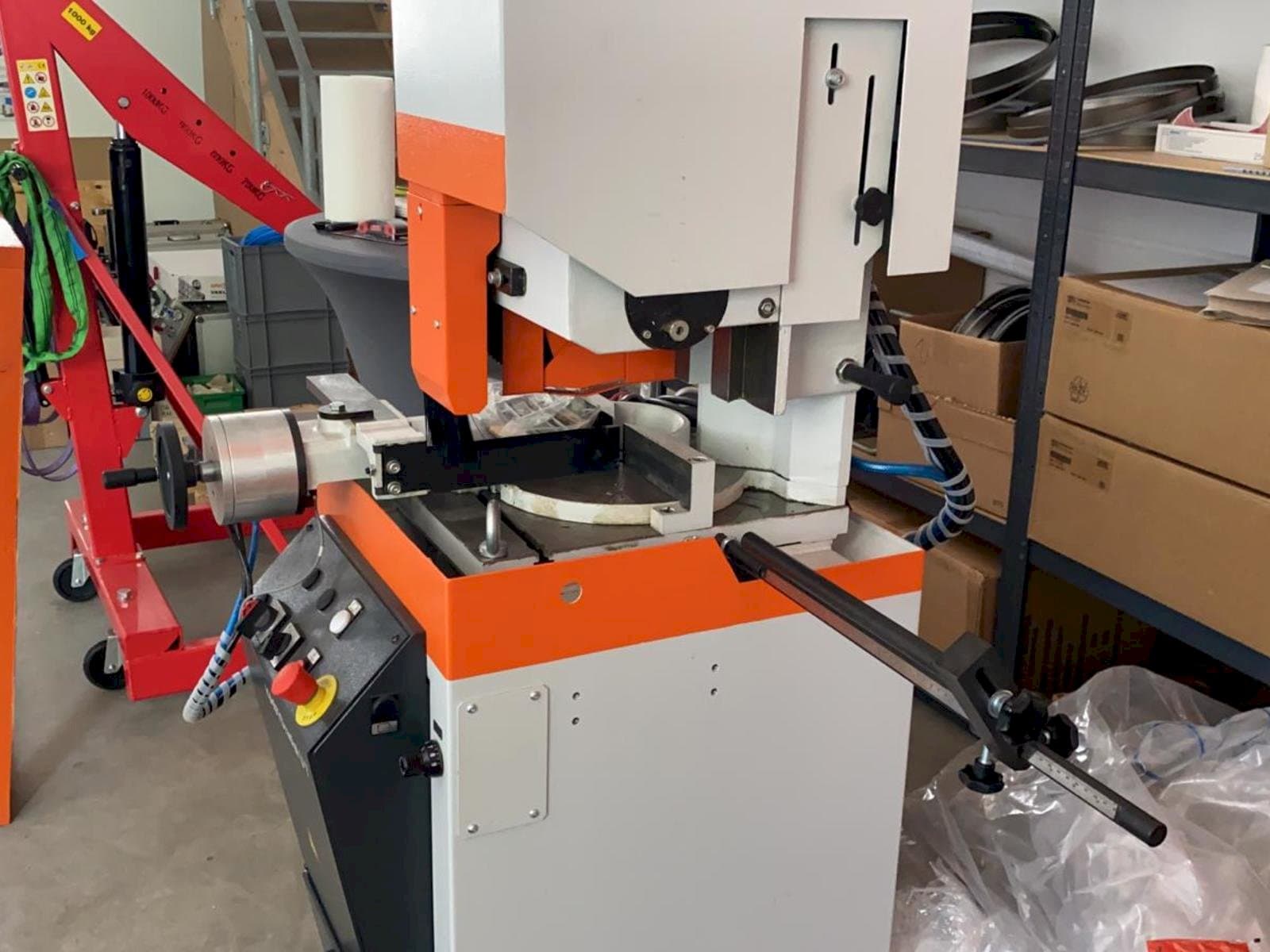 Vista lateral izquierda de la máquina KASTO Radial U7