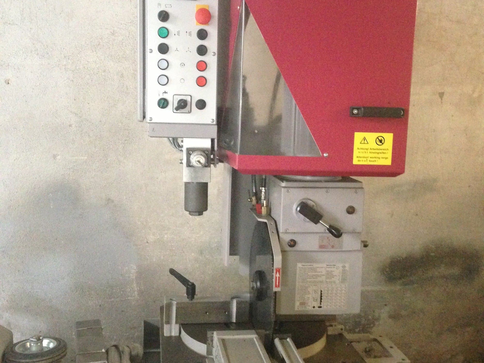 Vista frontal de la máquina Behringer VMS 400 H