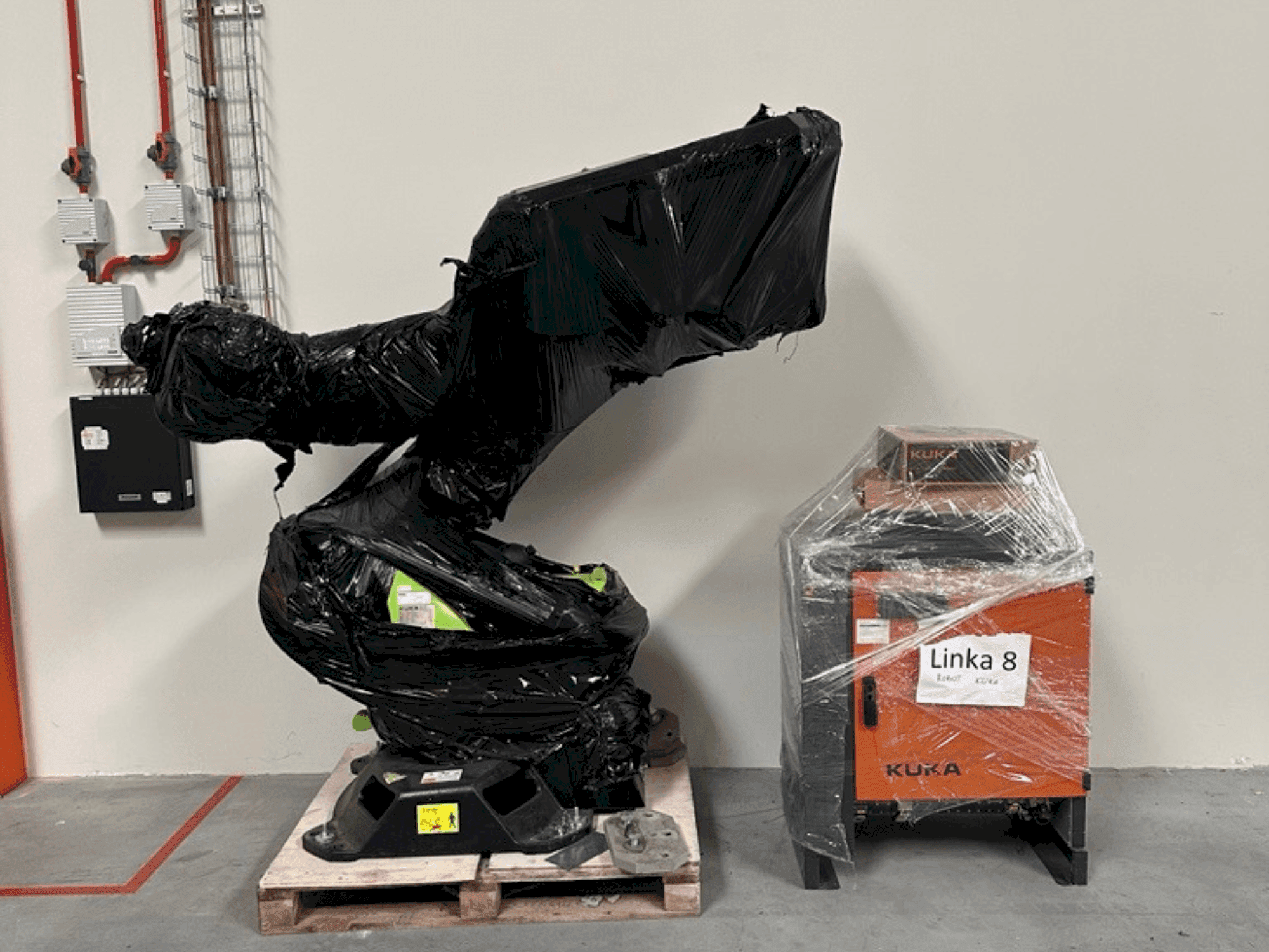 Vista frontal de la máquina KUKA KR-90 R3100