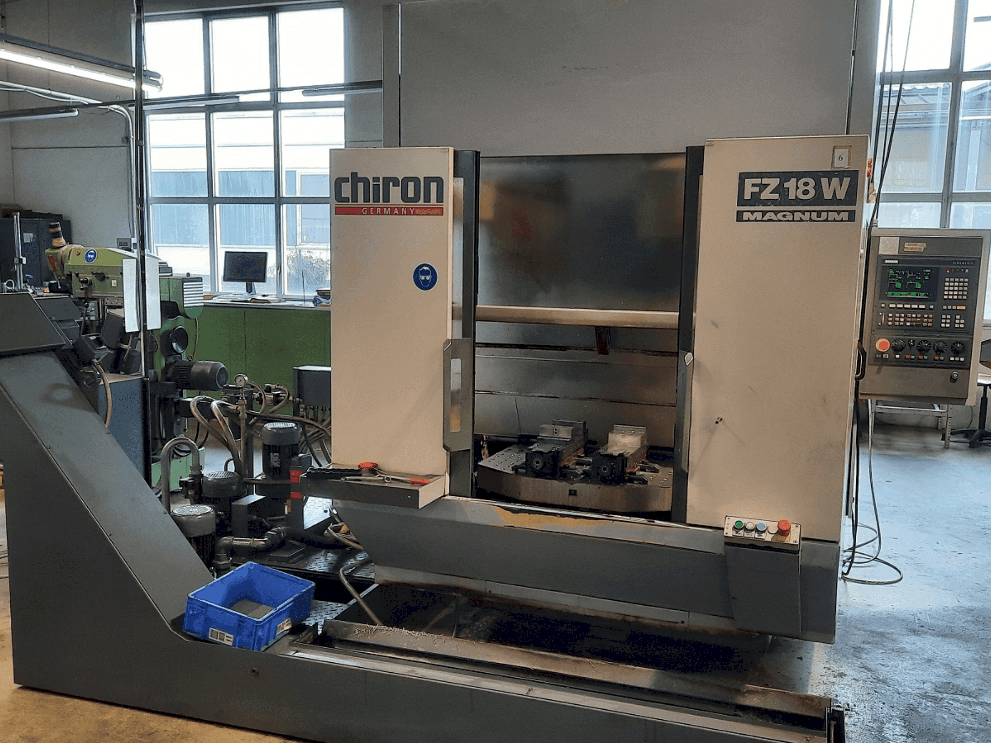 Vista frontal de la máquina CHIRON FZ 18 W