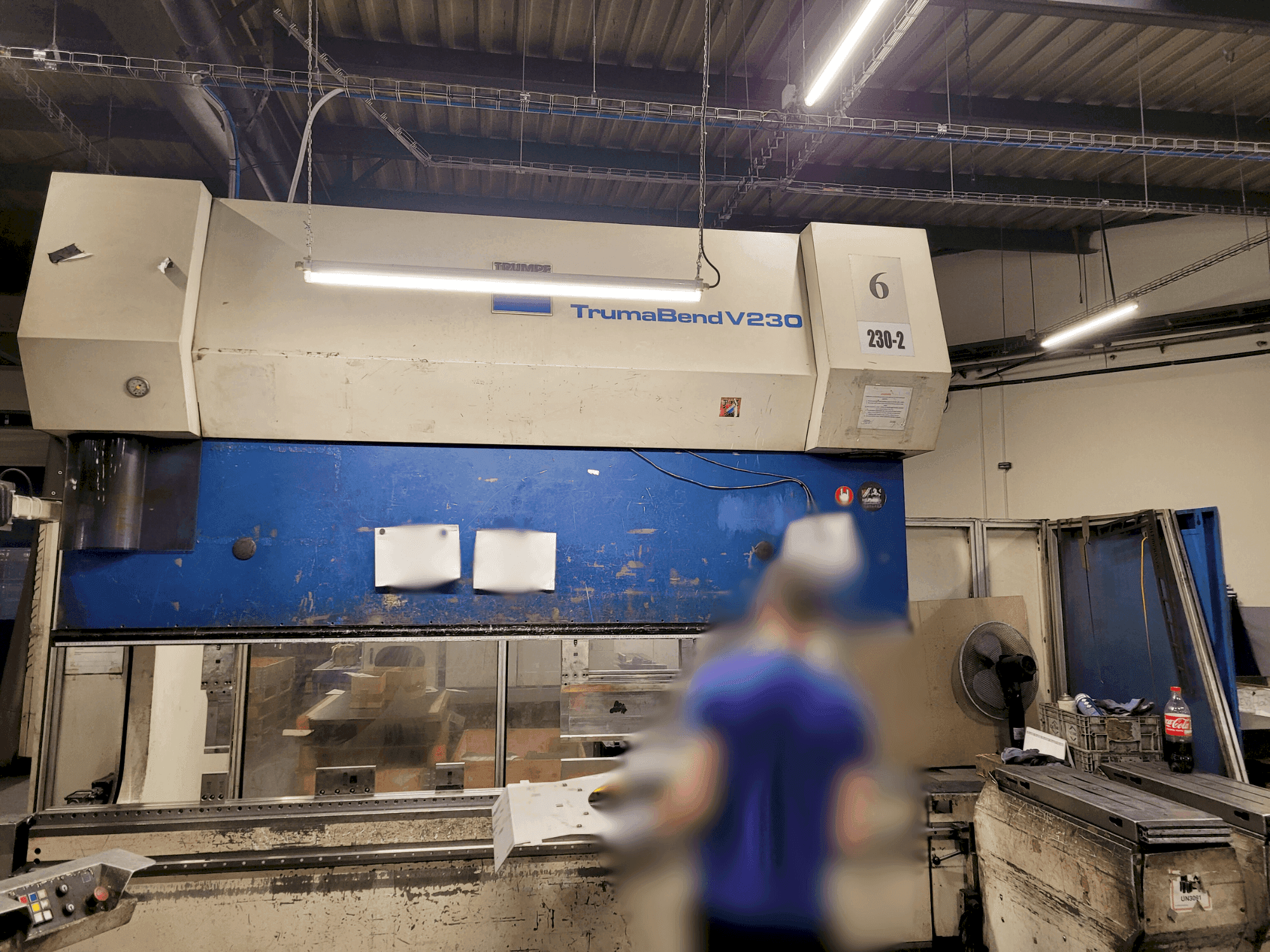 Vista frontal de la máquina TRUMPF Trumabend V230