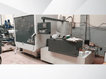 Vista frontal de la máquina FANUC Aplha-1iA