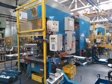 Vista frontal de la máquina AIDA NC 1-150