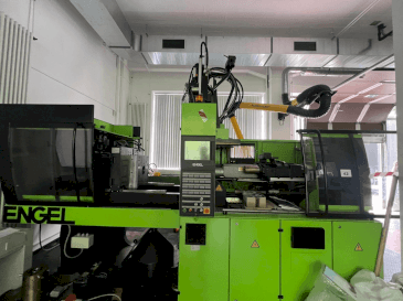 Vista frontal de la máquina Engel Victory 300H 80V/80 Combi