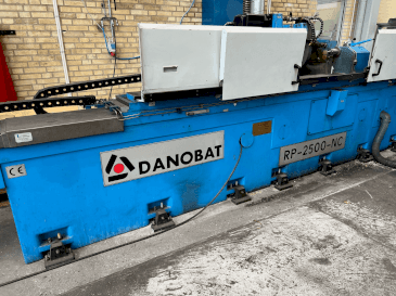 Vista frontal de la máquina DANOBAT RP-2500-NC