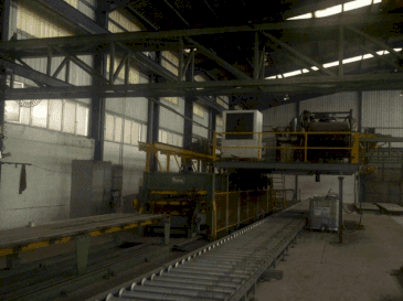 Vista frontal de la máquina MANNI Sandwich Panel Production Line