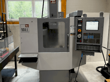 Vista frontal de la máquina HAAS Mini-Mill HE