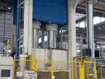 Vista frontal de la máquina Pinette 1500 Ton
