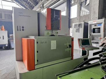 Vista frontal de la máquina AgieCharmilles CUT 20