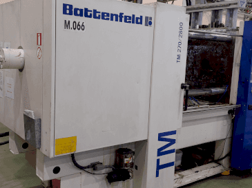 Vista frontal de la máquina Battenfeld TM 270 / 2800