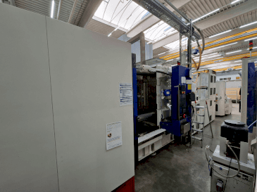 Vista frontal de la máquina Engel duo 2400/650