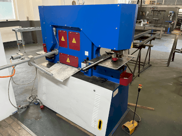 Vista frontal de la máquina Metallkraft HPS 65 DS