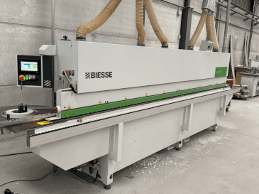 Vista frontal de la máquina BIESSE Jade 240