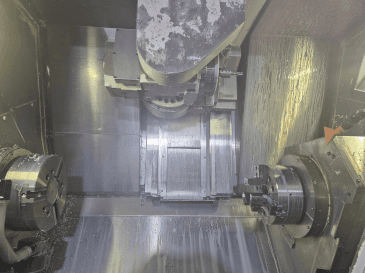Vista frontal de la máquina Okuma Multus B300 II