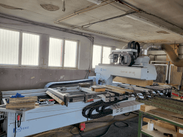 Vista frontal de la máquina Weeke Optimat BP145