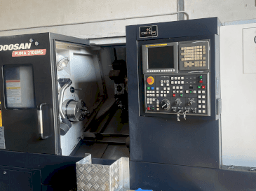 Vista frontal de la máquina DOOSAN PUMA 2100MS