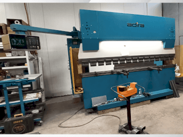 Vista frontal de la máquina ADIRA QIH-11030 DNC CR