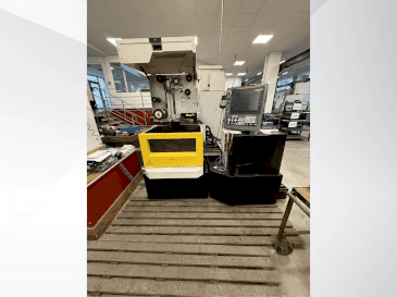 Vista frontal de la máquina FANUC Robocut alpha-C400iB