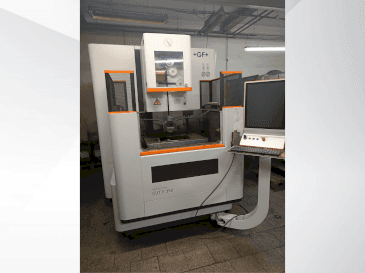 Vista frontal de la máquina +GF+ Agie Charmilles CUT E 350