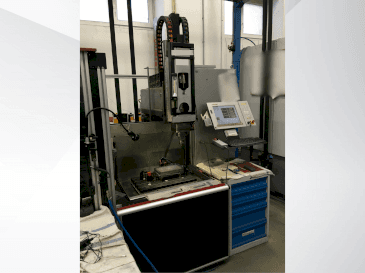 Vista frontal de la máquina Exeron EDM 310 MF20