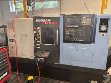 Vista frontal de la máquina DOOSAN LYNX 200 LM