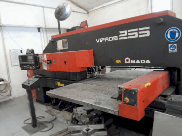 Vista frontal de la máquina AMADA Vipros 255
