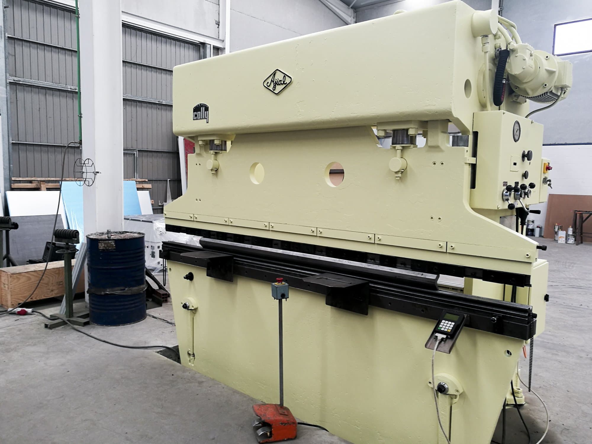 Vista derecha de la máquina Ajial Colly 89