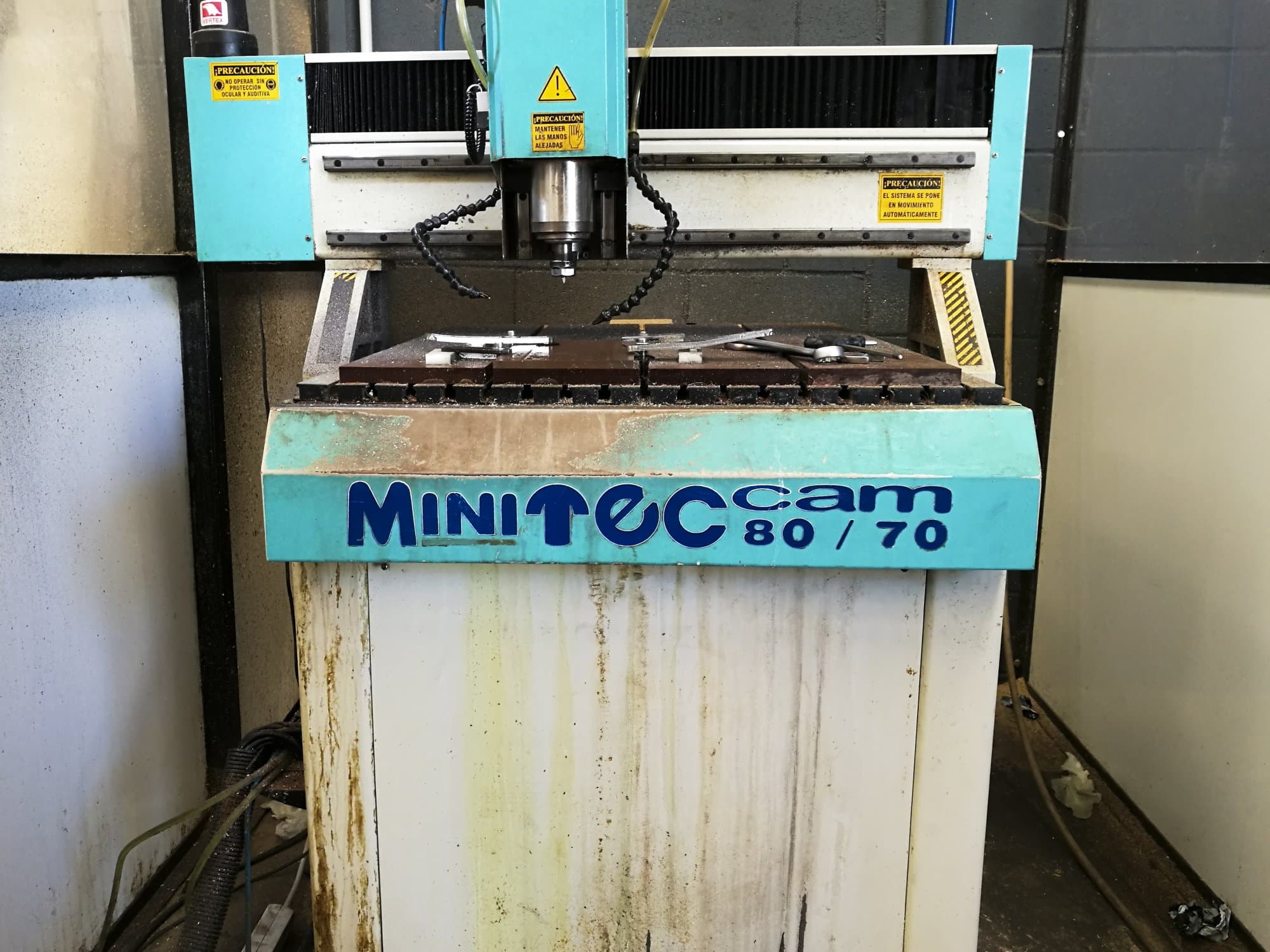 Vista frontal de la máquina Mini Teccam 8070