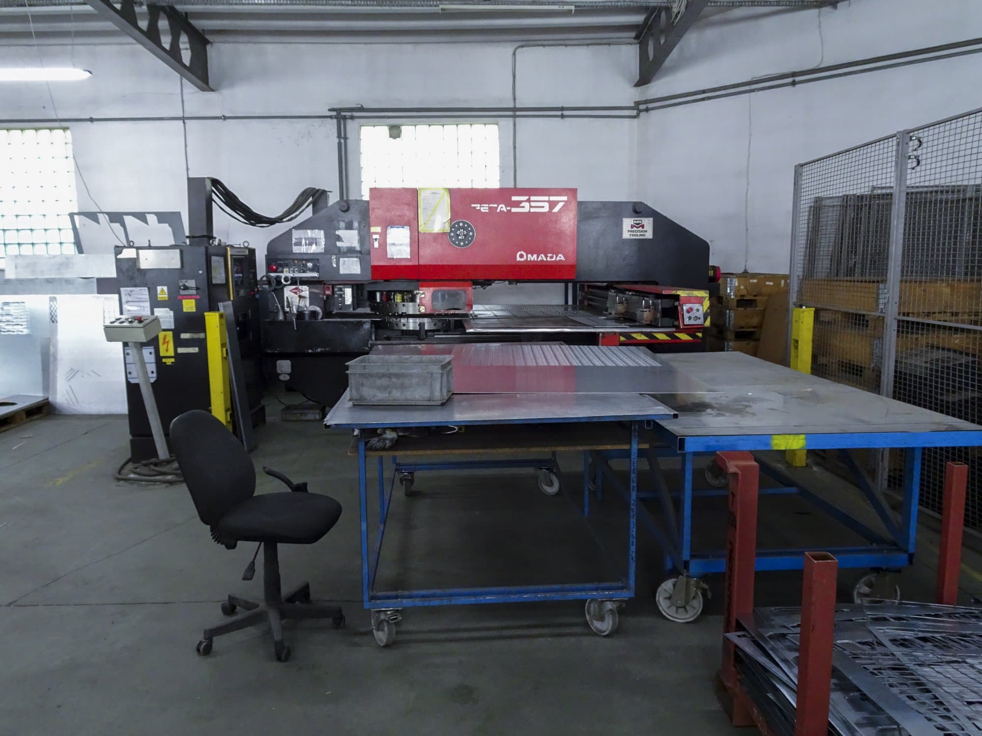 Vista frontal de la máquina AMADA PEGA 357