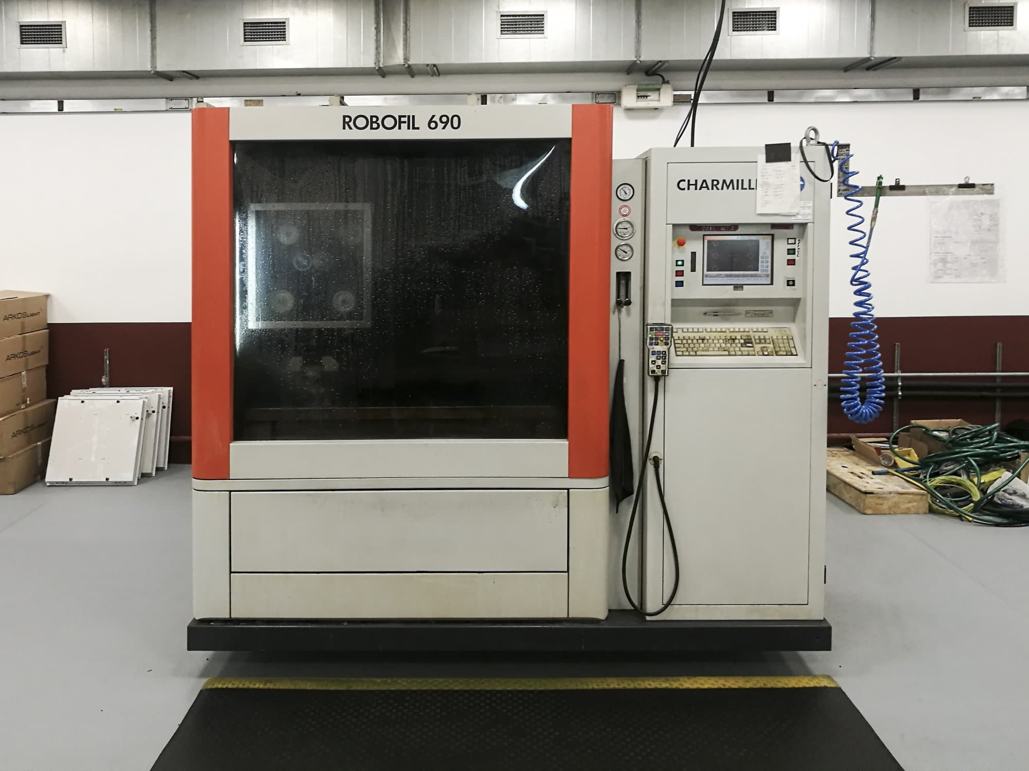 Vista frontal de la máquina CHARMILLES ROBOFIL 690