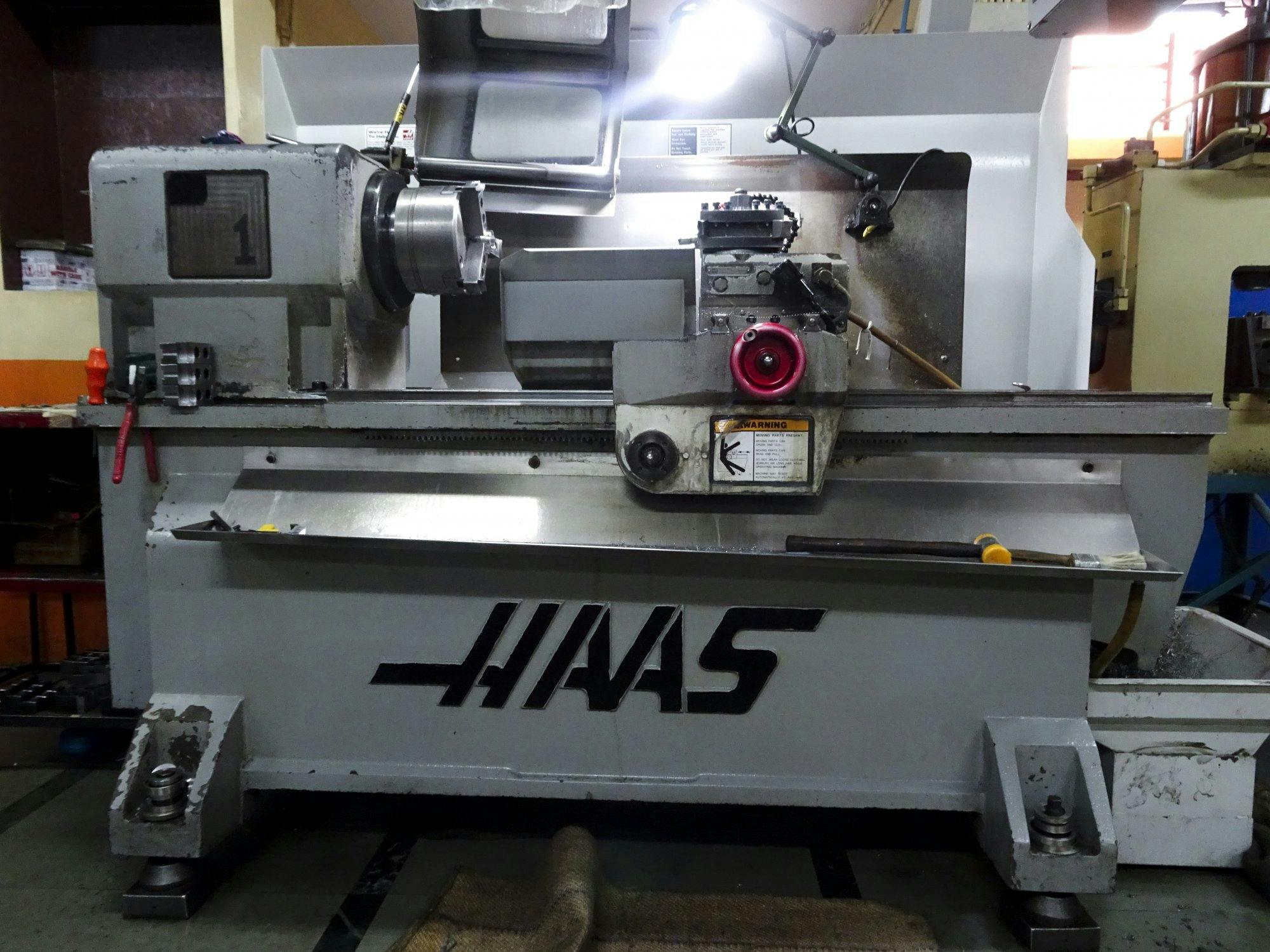 Vista frontal de la máquina HAAS TL-1