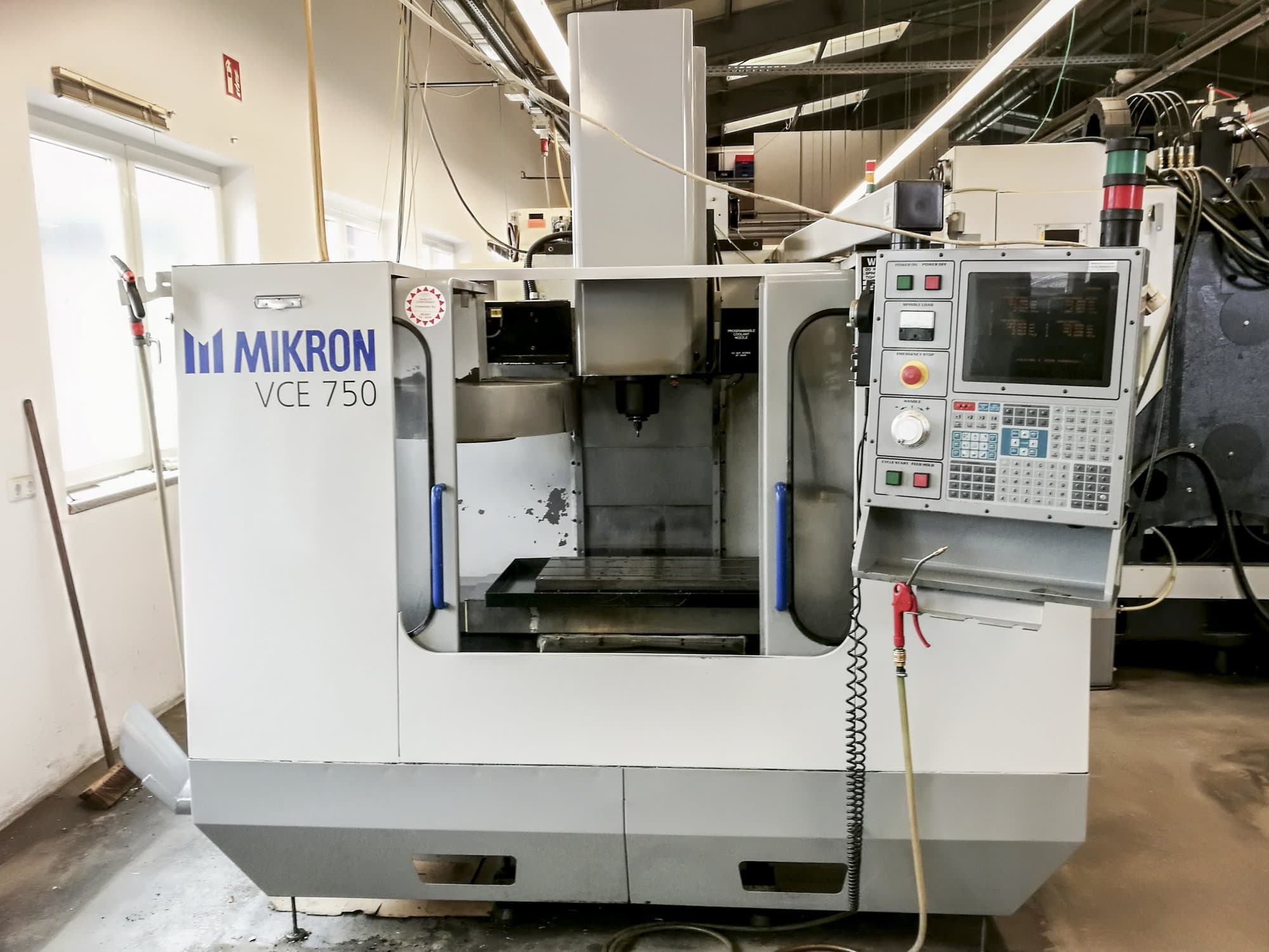 Vista frontal de la máquina HAAS VCE 750