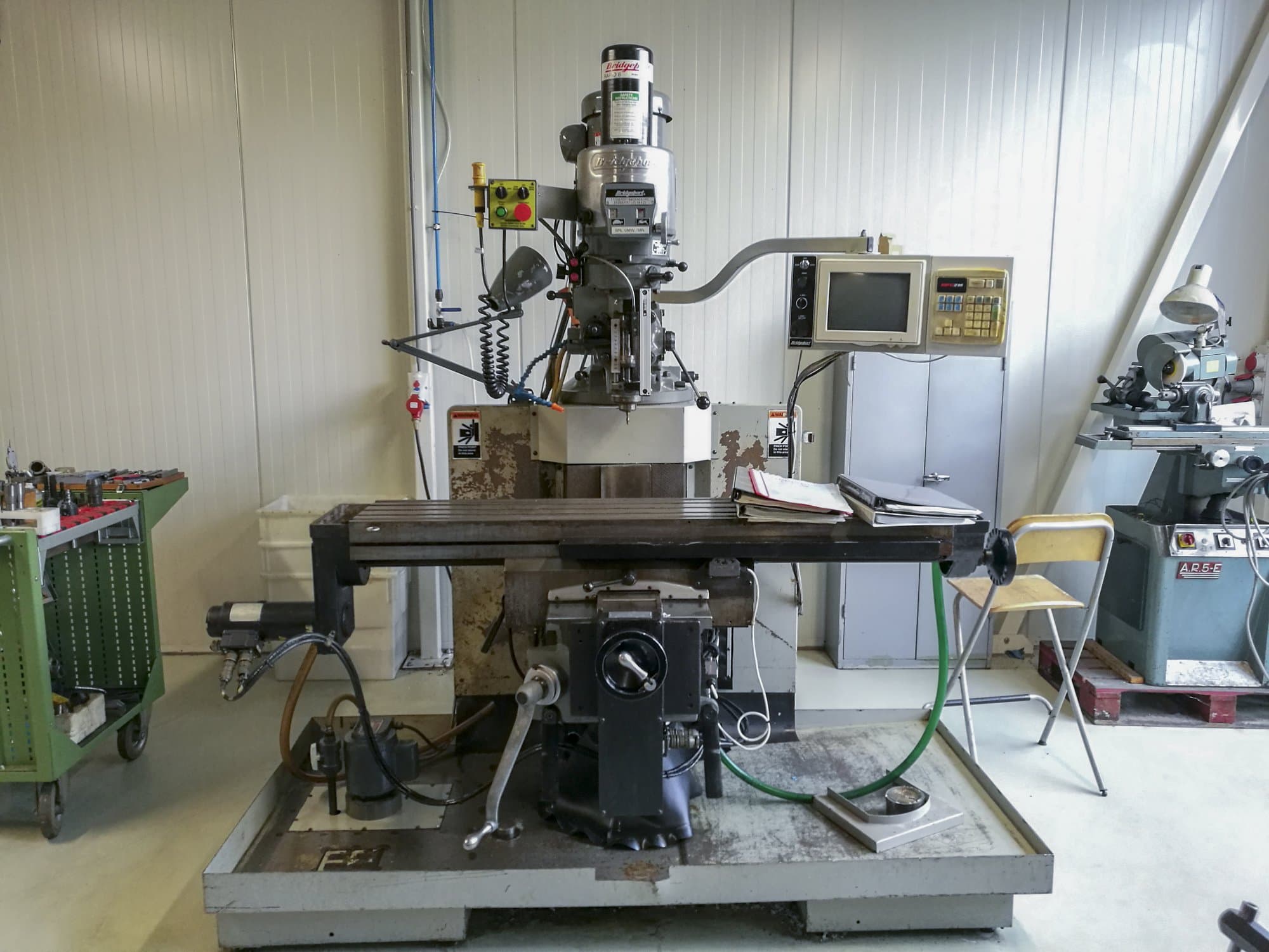 Vista frontal de la máquina Bridgeport EZ TRAK DX II