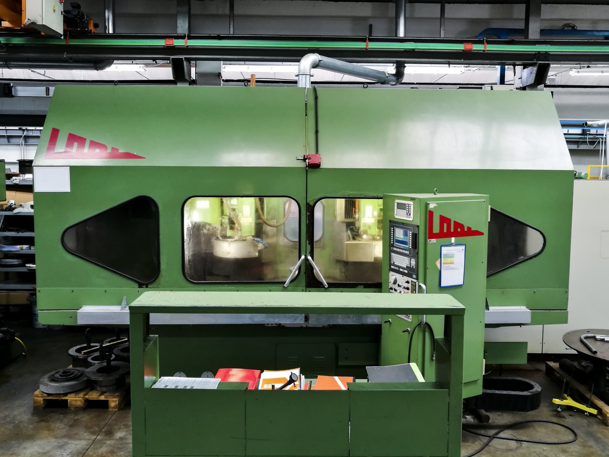 Vista frontal de la máquina Lodi RTR S800 CNC