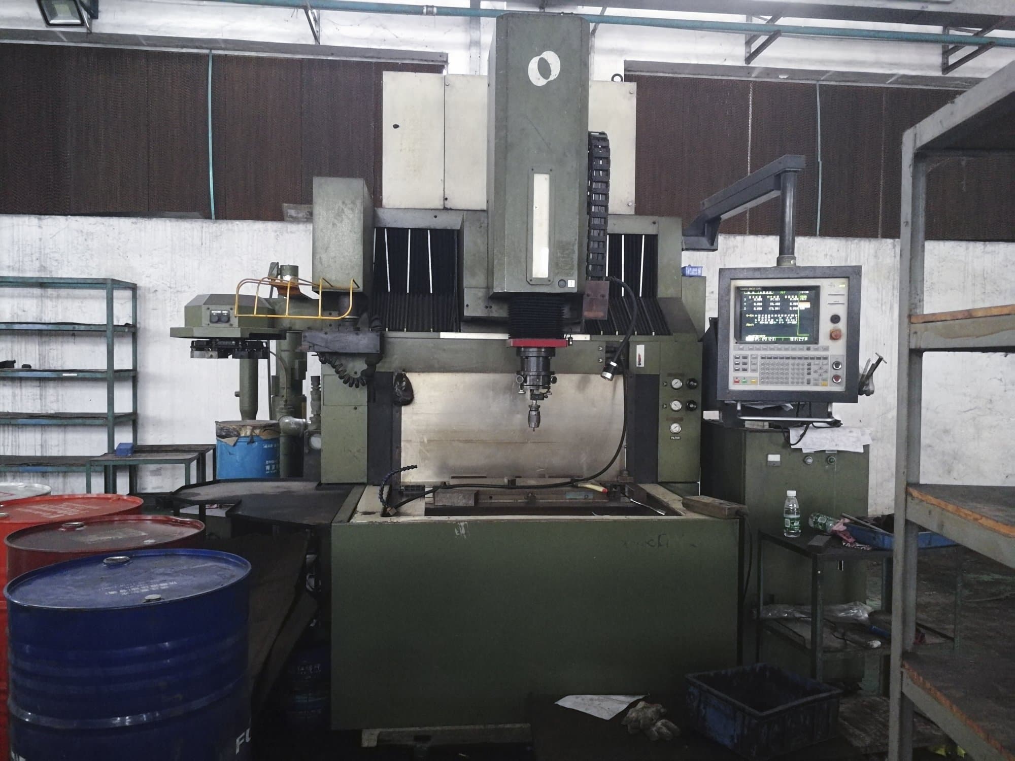 Vista frontal de la máquina Makino EDNC65
