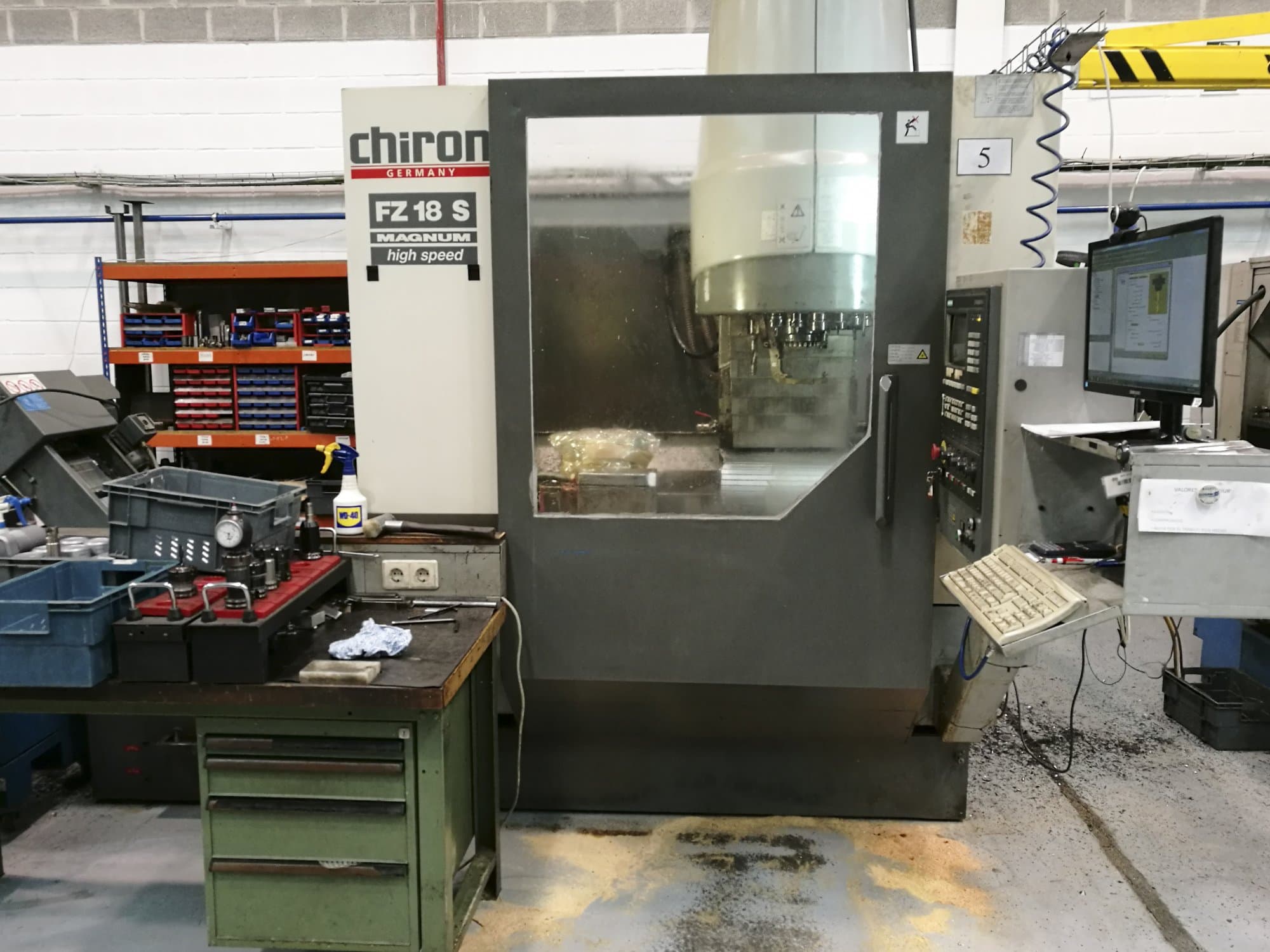 Vista frontal de la máquina Chiron FZ18 S Magnum