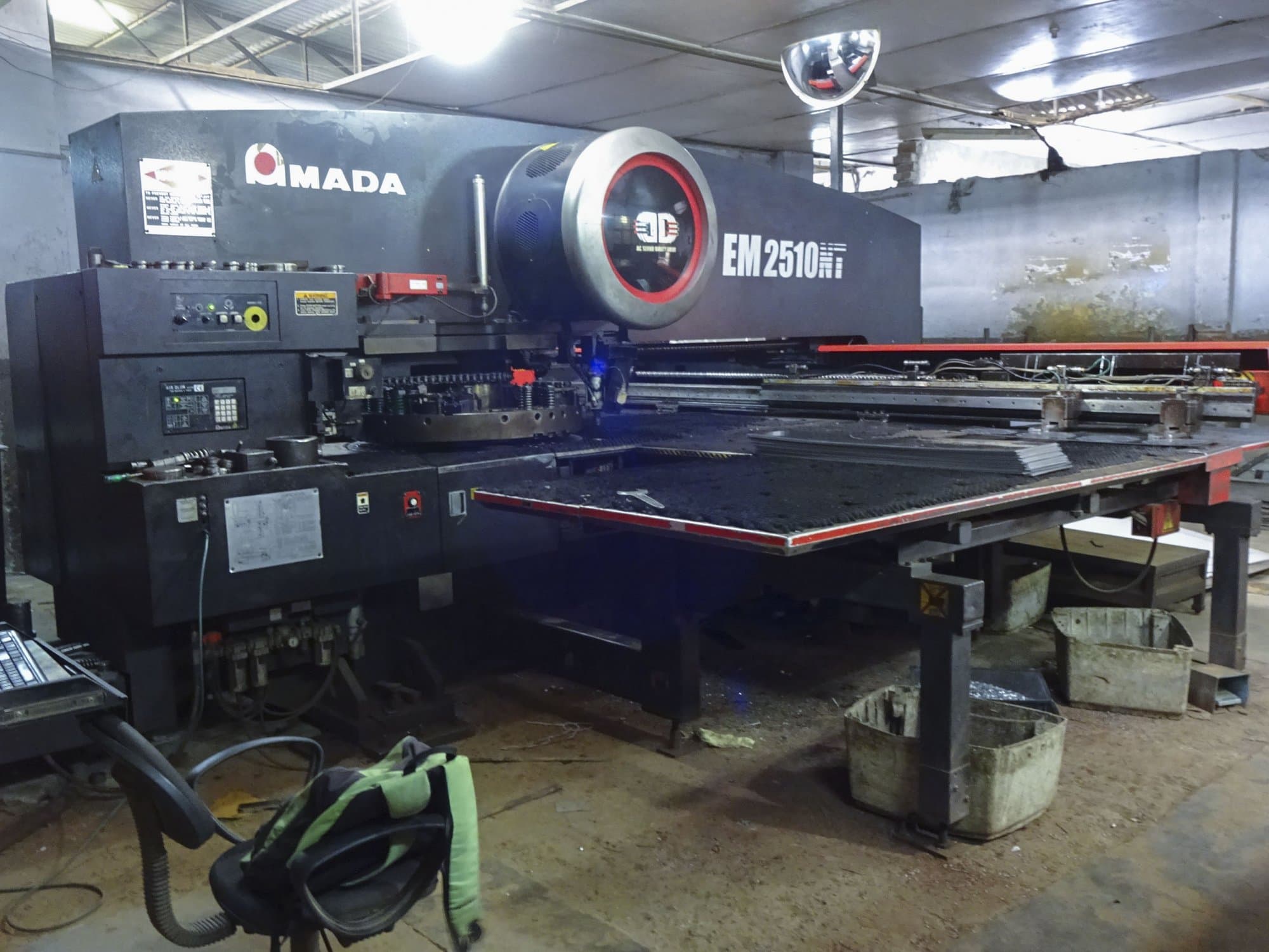 Vista frontal 1 de la máquina AMADA EM2510NT